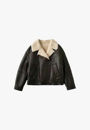 Brun læderjakke med en shearling-krave, der har lynlås, store forlommer og et kort snit. Glat tekstur og struktureret form.