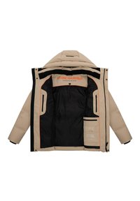 Beige vadderad jacka med svart inredning. Har orange detaljer och logotyp, flera fickor och en hög kragdesign.