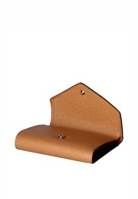 Portafoglio in cuoio sintetico color beige con superficie testurizzata, dotato di chiusura a scatto e di un design unico della patta a forma pentagonale.