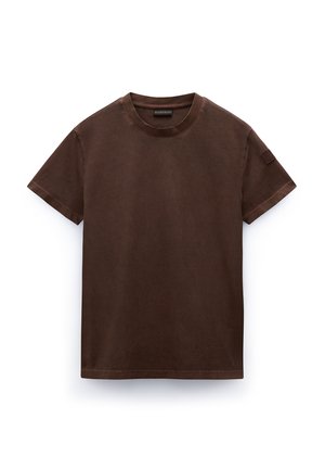 Bruine katoenen t-shirt, ronde hals, korte mouwen, gladde textuur, ingetogen ontwerp, met een subtiele merklabel op de linkermouw.
