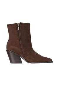 Brun ruskindsankelstøvle med lynlås i siden, spids tå og stablet blokhæl.