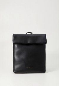 Crni kožni ruksak s glatkom teksturom, preklopnim poklopcem i gornjom ručkom. Na prednjoj strani ima zlatni logotip. Minimalistički dizajn.