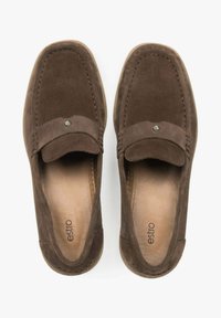 Bruine suède instappers met een slip-on ontwerp, voorzien van een gestikte detail en een klein metalen accent aan de voorkant. Gladde leren binnenvoering.