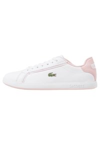 Baskets en cuir blanc avec des accents roses, bout rond, fermeture à lacets, logo crocodile brodé vert sur le côté et nom de la marque sur le talon.