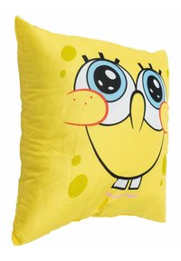 Cuscino quadrato giallo con un personaggio dei cartoni animati dai grandi occhi blu, lentiggini e una bocca sorridente, stampato su una superficie di tessuto liscia.