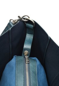 Niebieska skórzana torebka z niebieskimi akcentami, z zamykanym na suwak przegródkiem oraz metalowym zapięciem. Gładka tekstura i zorganizowany design.