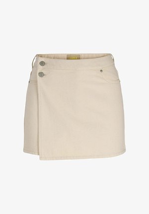 Bež traper suknja s preklopnim dizajnom, koja ima dva metalna gumba sprijeda i jednu stražnju džep. Teksturu tkanine s suptilnim tkanjem.