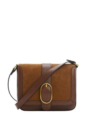 Brun ruskind og læder crossbody-taske med justerbar rem og en stor gylden oval spænde på frontklappen.