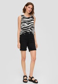 s.Oliver BERMUDA MID RISE - Jeans Shorts - schwarz