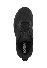 Černá sportovní bota s prodyšným síťovým svrškem, kulatou špičkou, šněrovacím designem a logem na jazyku. Lehká konstrukce.