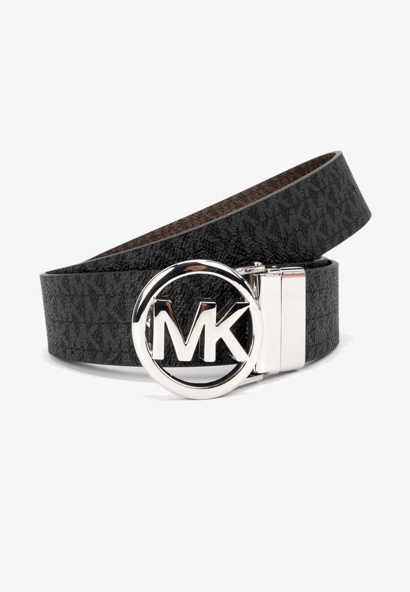 Ceinture en cuir noir ornée de motifs avec une boucle circulaire argentée brillante portant les initiales "MK". Texture lisse et longueur ajustable.