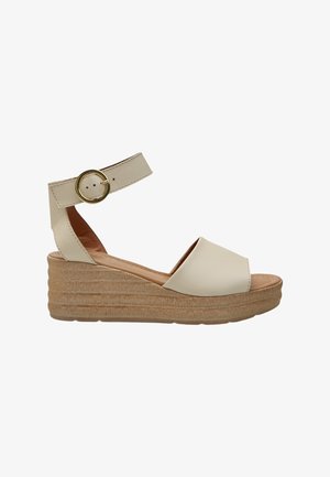 Sandalo beige con zeppa e cinturino alla caviglia con fibbia rotonda dorata e suola platform texturizzata.