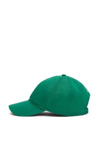 Căciulă de baseball verde, confecționată dintr-un material texturat, cu o margine curbă, șase orificii de ventilație și o curea ajustabilă în spate.