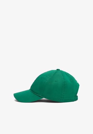 Boné de beisebol verde feito de um tecido texturizado, com uma aba curva, seis ilhós de ventilação e uma fita ajustável na parte de trás.