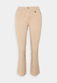 Pantaloni cropped beige chiaro con una vestibilità slim, leggero svaso all'orlo, tasche frontali e un piccolo accento metallico in vita.