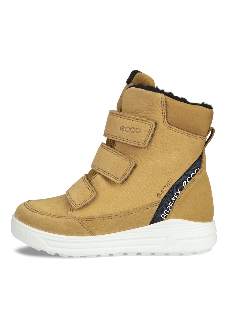 Bruna mockaskortsstövlar med tre kardborreband, vit gummisula och GORE-TEX-märkning på en svart panel. Texturen ser mjuk ut med en robust design.