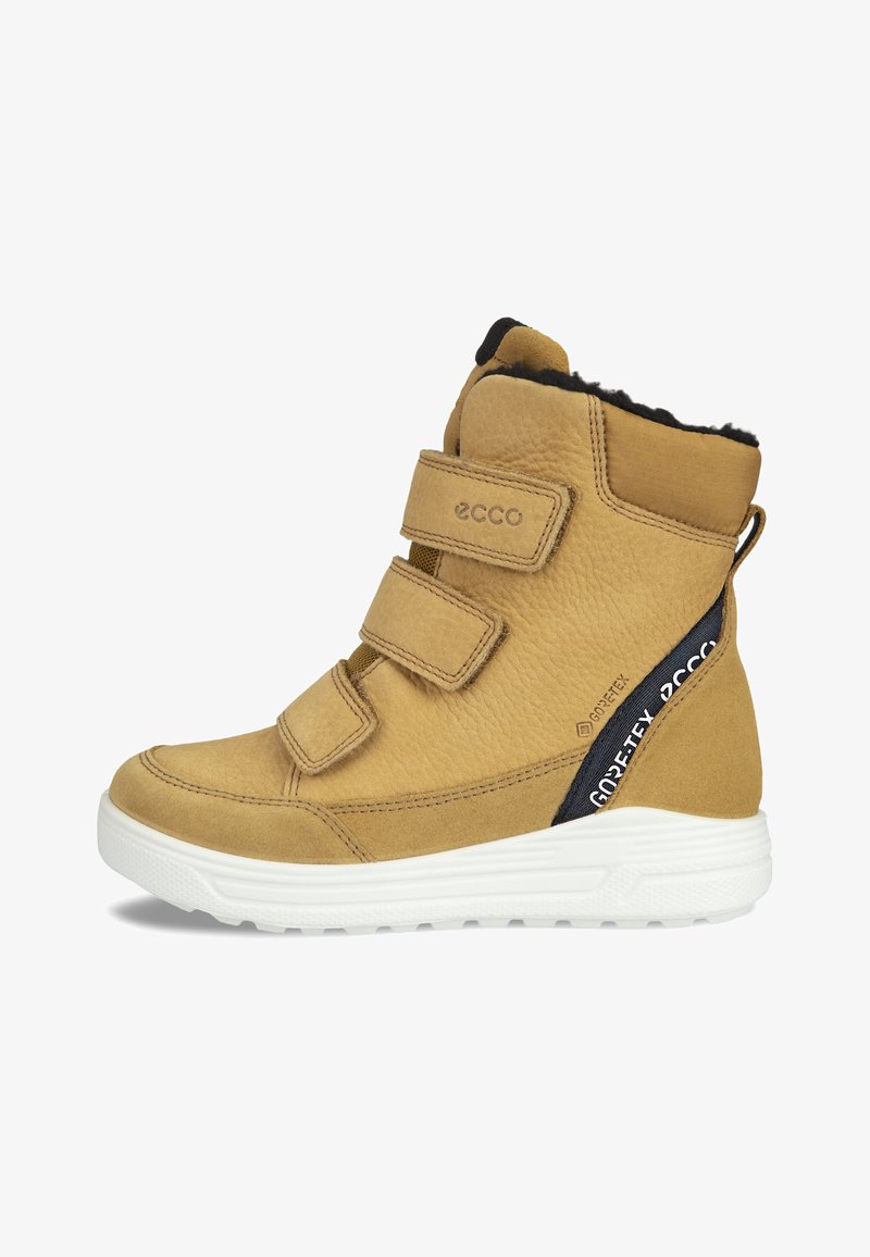 Bruna mockaskortsstövlar med tre kardborreband, vit gummisula och GORE-TEX-märkning på en svart panel. Texturen ser mjuk ut med en robust design.