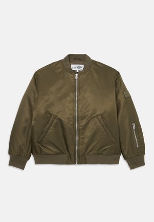 Olivgrüne Bomberjacke mit Reißverschluss vorne, gerippten Bündchen und Saum, ausgestattet mit zwei seitlichen Taschen und einer Reißverschlusstasche am Ärmel.