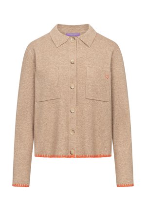 Beige knoopvest met lange mouwen, twee voorzakken, een klein rood hartborduursel op de rechtervoorzak en oranje stikseldetails aan de manchetten en zoom.