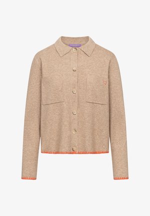 Beige knoopvest met lange mouwen, twee voorzakken, een klein rood hartborduursel op de rechtervoorzak en oranje stikseldetails aan de manchetten en zoom.