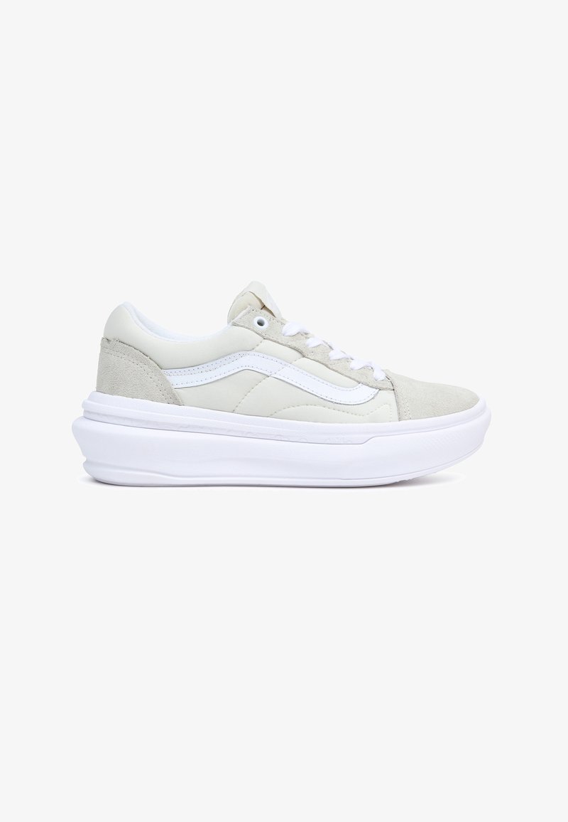 Basket basse blanche et gris clair avec semelle épaisse, devant lacé et un motif de vague blanc sur le côté.