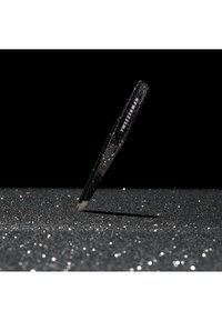 Pinces à épiler noires pailletées avec une finition polie, présentant une pointe inclinée pour une précision optimale et une texture chatoyante. Le nom de la marque est visible.