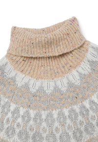 Strick-Turtleneck-Pullover mit einem gesprenkelten beigen Kragen, der graue und weiße Designs in geometrischen Mustern sowie eine weiche Textur aufweist.