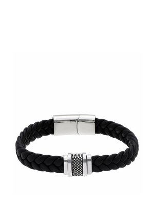 Zwart gevlochten leren armband met een getextureerde zilveren middenkraal en glimmende zilveren sluiting, getoond op een witte achtergrond.