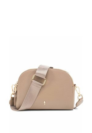 Mała beżowa skórzana torba na ramię z szerokim regulowanym taupe paskiem i złotymi elementami, na białym tle.