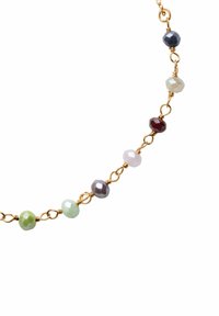 Złoty naszyjnik z ośmioma fasetowanymi koralikami w kolorze zielonym, fioletowym, różowym, granatowym i burgundowym, połączonymi małymi metalowymi oczkami.