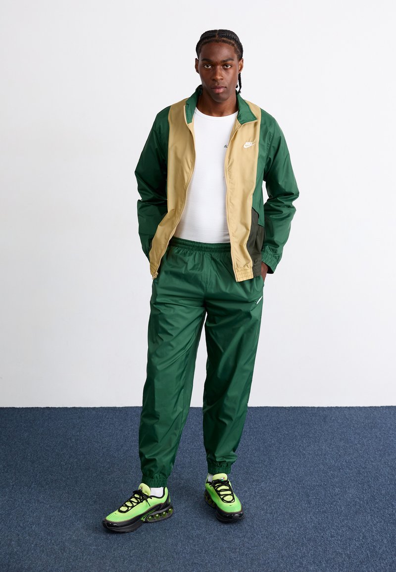 Nike Sportswear CLUB Chándal fir/sequoia/parachute beige/verde