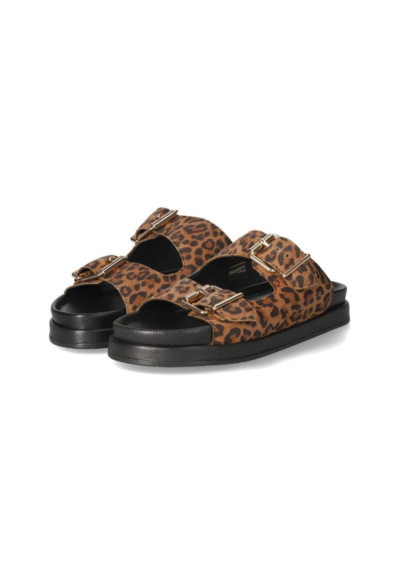 Sandalen met luipaardenprint, voorzien van twee verstelbare gespen, een zwarte rubberen buitenzool en een open teenontwerp voor ademend vermogen.