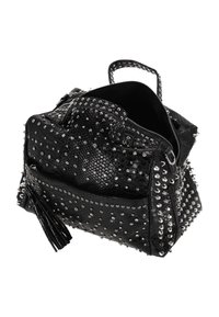 Geantă de mână neagră din material texturat, decorată cu ținte argintii și un ciucure. Dispune de închidere cu fermoar și două mânere superioare.