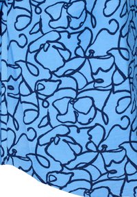 Tessuto azzurro chiaro con un motivo floreale astratto blu scuro, caratterizzato da una texture liscia e materiale morbido e leggero.