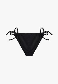 Czarna dolna część bikini wykonana z teksturowanej tkaniny, z regulowanymi sznurkami po obu stronach, charakteryzująca się klasycznym, niskim krzyżem i minimalnym zakryciem.