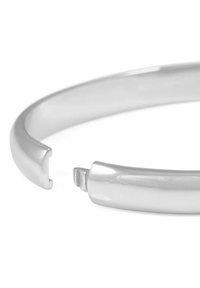 Silverarmband med en slät, polerad yta; rundad form med en öppning och ett spänne för säker stängning.