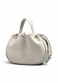 Vaaleanharmaa kudottu nahkabag, jossa on pyöreä muoto, poimuttunut yläosa ja yksi kahva; siinä on sivuvetoketju sulkemista varten.