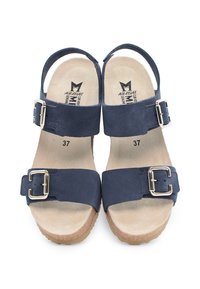 Sandali blu navy con due ampie cinghie, fibbie dorate e una soletta beige testurizzata. La suola è marrone chiaro e leggermente testurizzata. Taglia 37.