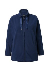 Granatowa kurtka polarowa z wysokim kołnierzem, suwakiem z przodu i satynowymi troczkami. Posiada długie rękawy oraz boczne kieszenie zapewniające funkcjonalność.