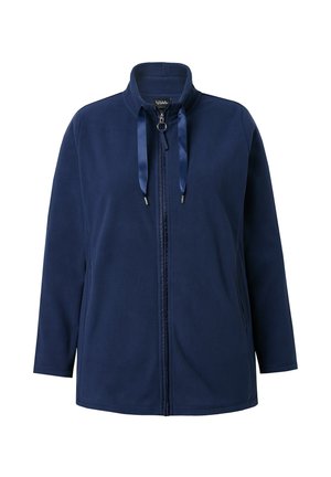 Laivastonsininen fleece-takki, jossa on korkea kaulus, vetoketju edessä ja satiininauhahihnat. Mukana pitkähihaiset hihat ja sivutaskut toiminnallisuutta varten.