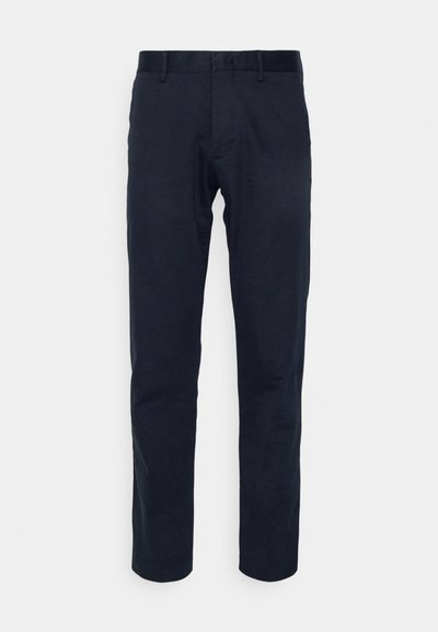 Pantalones azul marino confeccionados en una tela suave, con un corte recto, cinturilla con trabillas y un diseño minimalista, sin patrones ni acentos visibles.