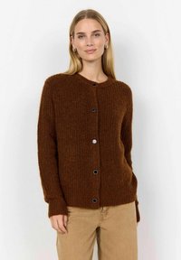Brun, strukturerad stickad cardigan med rund hals, långa ärmar och fem svarta knappar framtill. Matchad med beige byxor.
