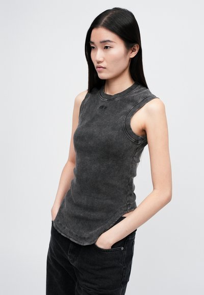 Top din denim negru fără mâneci, cu o gât rotund, având o textură subtilă uzată și detalii cusute de-a lungul marginilor.