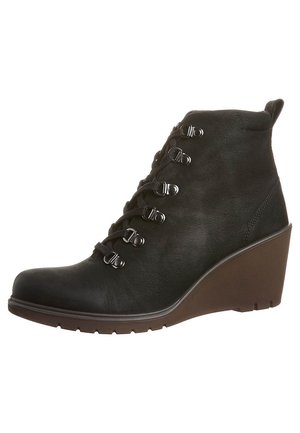 Bottine en cuir noir à lacets avec crochets métalliques, bout arrondi et épais talon compensé marron.