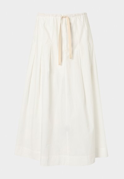 Λευκή, πιετέ φούστα από βαμβάκι με ελαστική μέση και μπεζ κορδόνι. Διαθέτει μήκος έως τη μέση της γάμπας και λεία υφή.