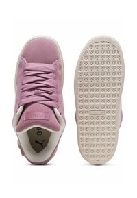 Tenisi roz din suede, cu vârful rotund, sistem de închidere cu șireturi, guler căptușit și talpă din cauciuc cu un model geometric. Logo-ul PUMA pe limbă.