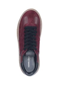 Burgunderfarbene Sneaker mit Obermaterial aus Wildleder und Leder, strukturierter Gummisohle, schwarzen Schnürsenkeln und einer markierten Innensohle. Klassisches Low-Top-Design.