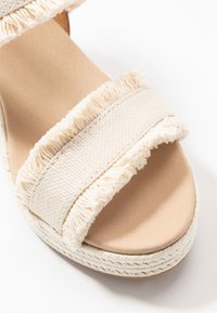 Tommy Hilfiger Sandály na platformě - off-white