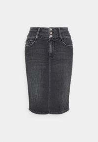 Mørk denim blyantskirt med treknaplukning i taljen, to frontlommer og en tætsiddende silhuet. Glat tekstur og lige snit.
