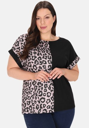 T-shirt a maniche corte con un lato nero e un lato a stampa leopardata rosa; colletto rotondo; materiale in cotone morbido; vestibilità rilassata; design casual.